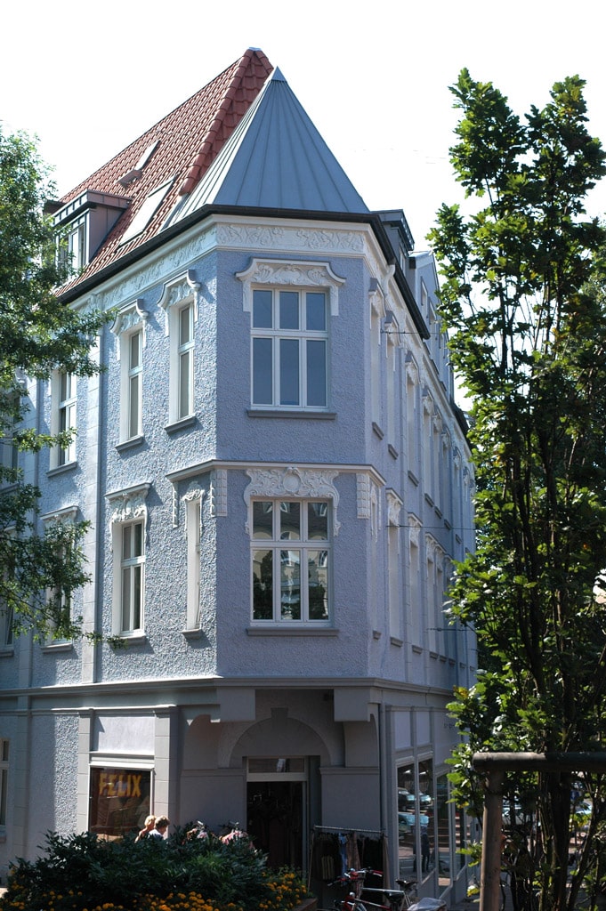 Dekorativer stuckbesetzter Fensterrahmen und Gesimse an der Außenfassade von Stuck Tümmers